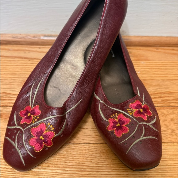 Source Unknown Shoes - Vintage / 9 / Embroidered Floral Low Heels / 80s / Eccentric / Feminine / Retro